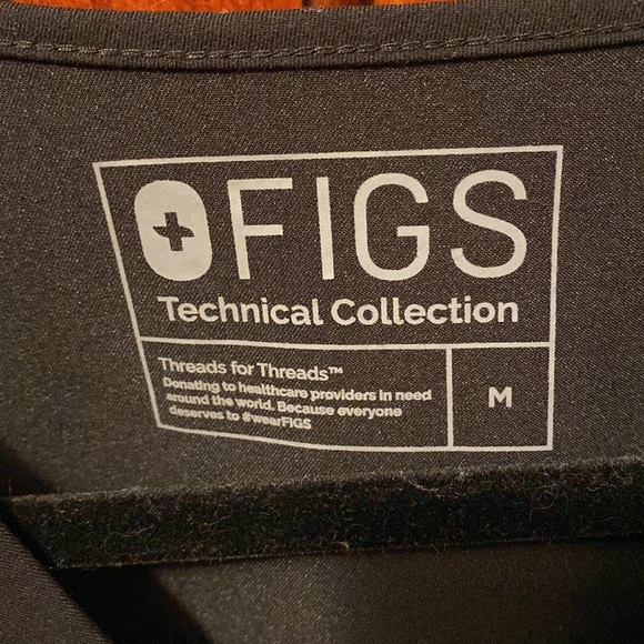 🚑 FIGS Black Scrub Top 🚑 - Picture 2 of 4